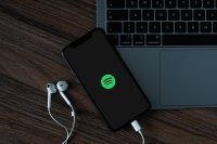 Сервис Spotify приостановил работу офиса в России