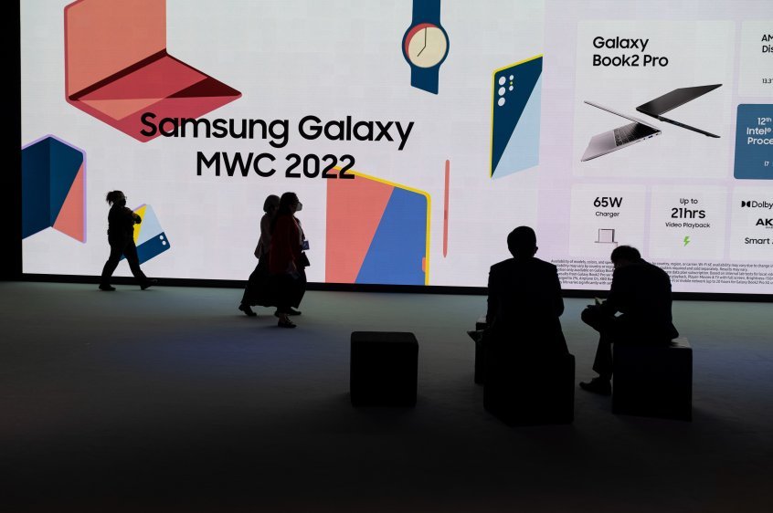 Компания Samsung приостанавливает поставку техники в Россию