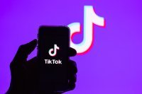 TikTok временно ограничил работу в России