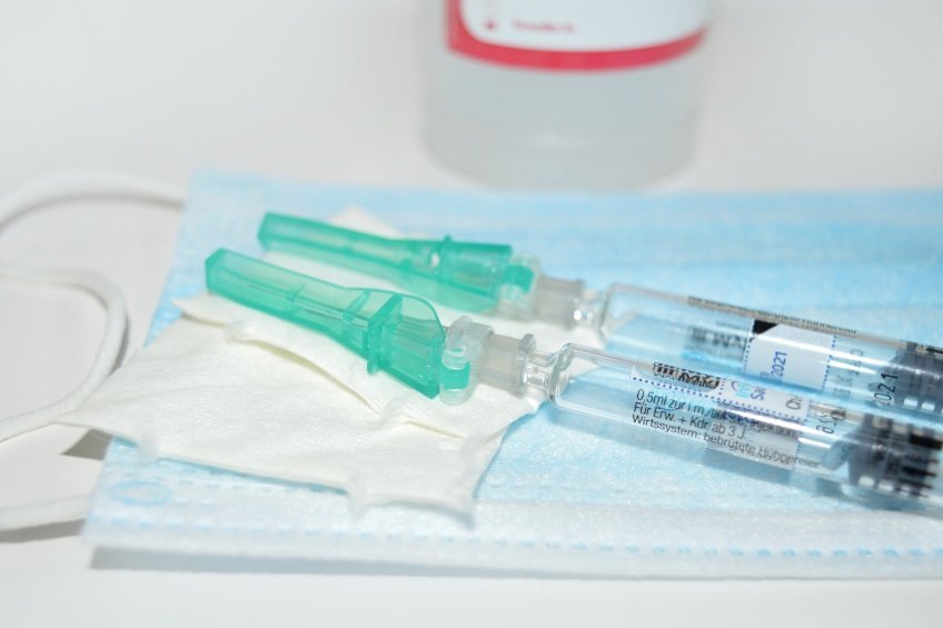 Вирусолог ответил, могут ли западные санкции повлиять на производство вакцин от ковида в России
