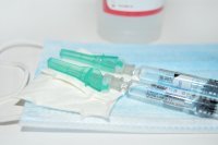 Вирусолог ответил, могут ли западные санкции повлиять на производство вакцин от ковида в России