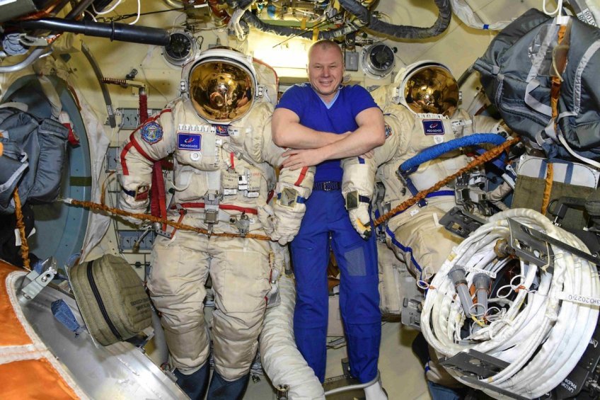 Космонавты попробовали достучаться до МКС из открытого космоса