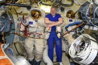 Космонавты попробовали достучаться до МКС из открытого космоса