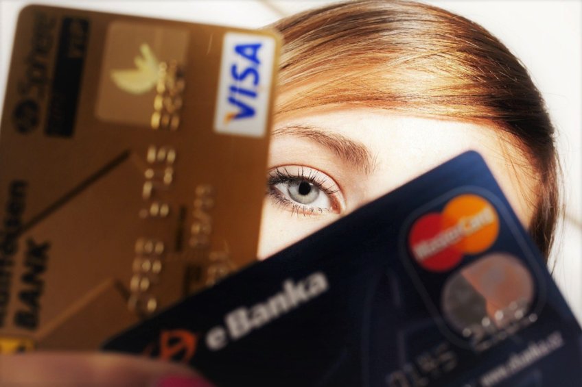В каких странах россияне могут оформить банковские карты, чтобы расплачиваться в заграничных поездках