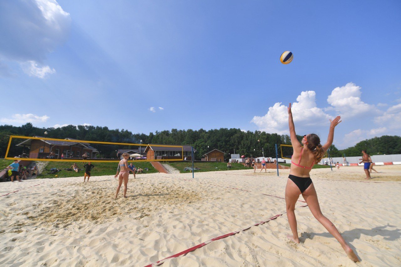 Пляжный волейбол входит в развлечения клуба. Фото: Komsomolskaya Pravda / Global Look Press / globallookpress.com