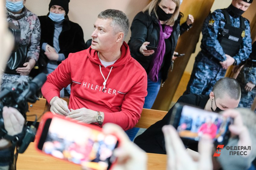 В Екатеринбурге состоялся суд над Евгением Ройзманом. Следователь просила запретить ему покидать дом и общаться