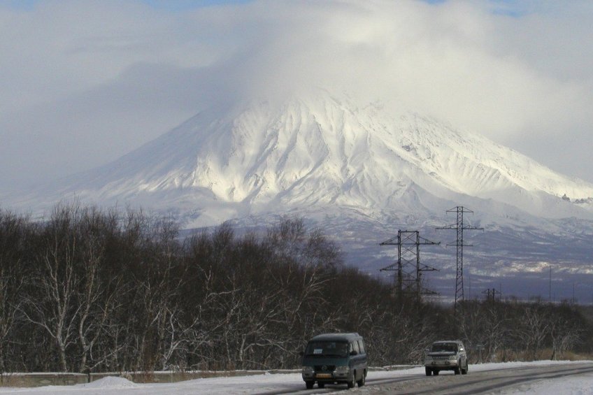 Спасатели эвакуировали с камчатского вулкана троих выживших туристов