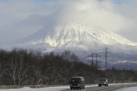 Спасатели эвакуировали с камчатского вулкана троих выживших туристов