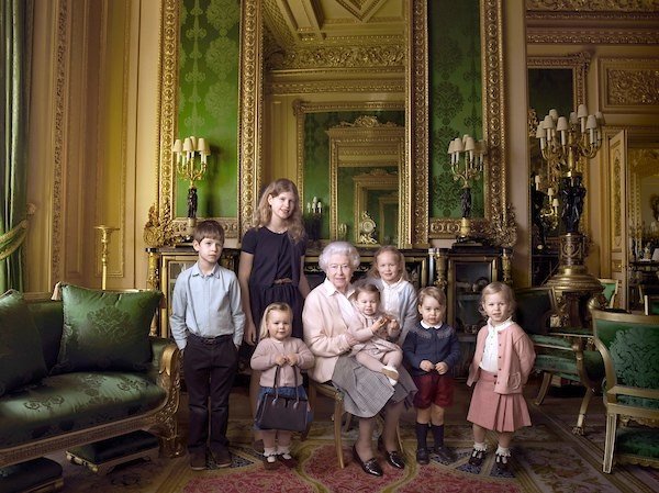 Елизавета II в окружении правнуков. Всего их 12. Фото: ALPR / AdMedia/  globallookpress.com  